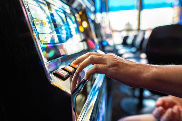 Antarmuka aplikasi mobile paus4d menampilkan kategori permainan dan metode pembayaran
